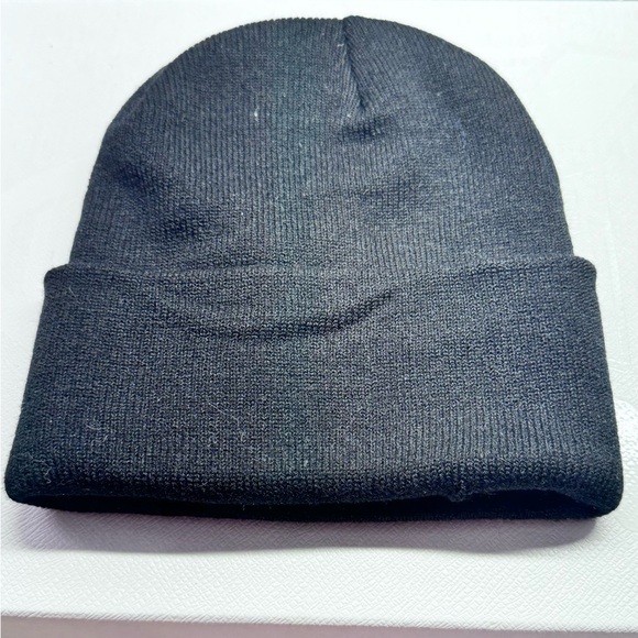 Simple Black Beanie - Picture 1 of 2
